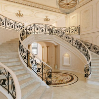 Escalier incurvé en marbre de style australien avec poutre en acier et garde-corps en fer forgé provenant de l'usine de Foshan