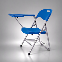Chaise d'étudiant pliable bleue en plastique avec tablette d'écriture, porte-gobelet et panier sous le siège pour salle d'examen et salle de classe