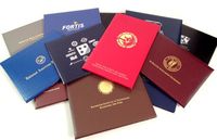 Carpeta de Piel Sintética Azul con Certificado, con Marco Plateado en Relieve y Protectores de Esquinas para Diploma Universitario, Venta al Por Mayor