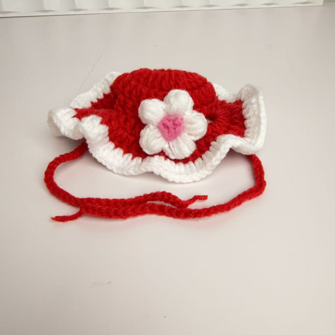 Chapeau à fleurs rouges