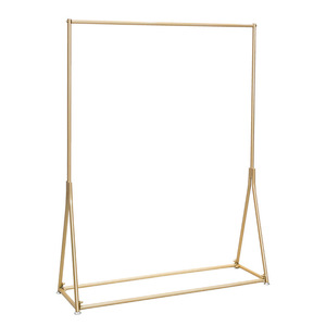 Support d'affichage de vêtements en métal triangulaire sur pied, spécialement conçu pour les magasins de vêtements - Product Image 5