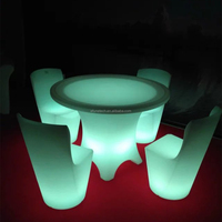Ensemble de table et de chaises de bistrot de luxe en PE blanc au design moderne, éclairage de restaurant de jardin à changement de couleur RVB, ensemble de canapé d'extérieur