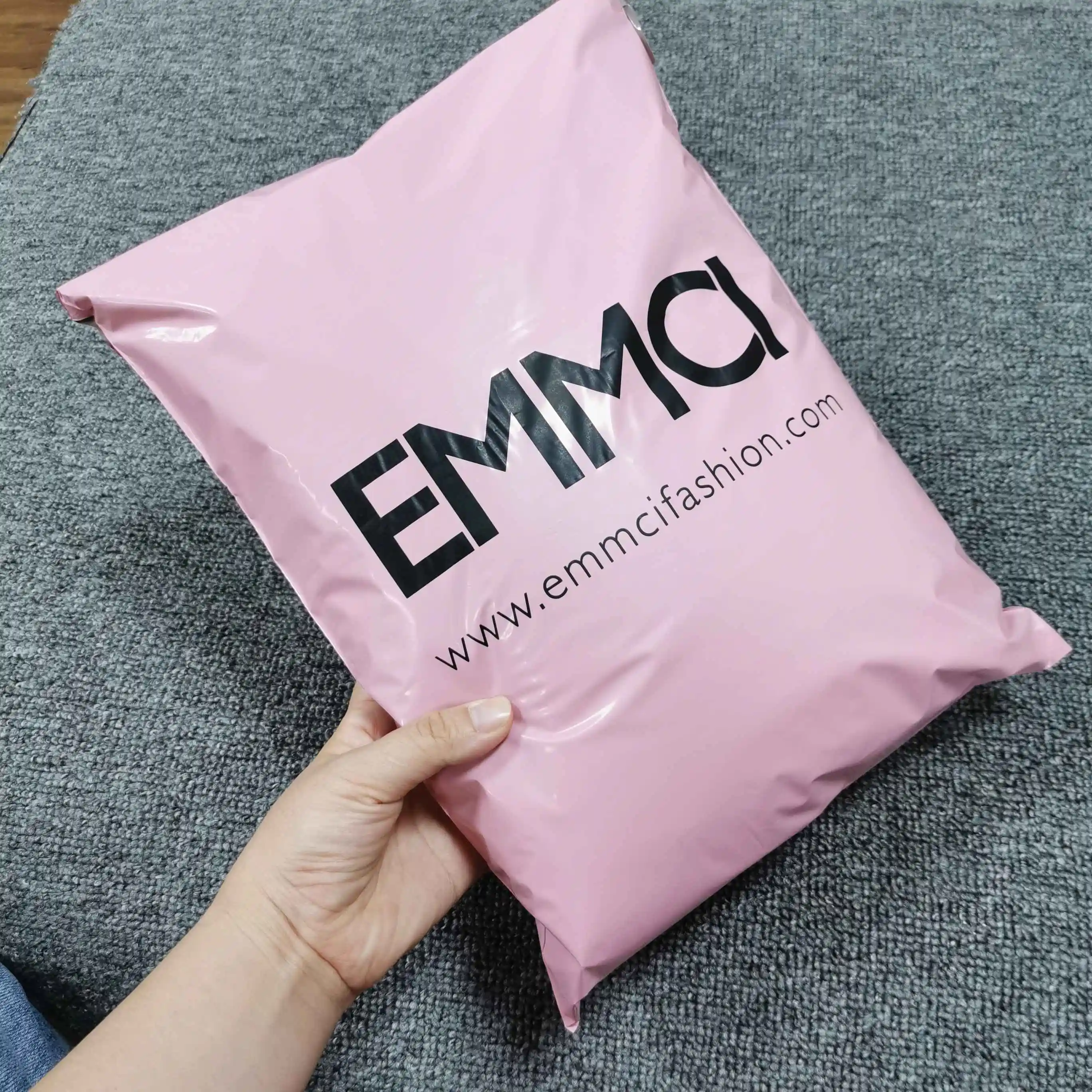 प्लास्टिक टी शर्ट कपड़े वितरण पाली बैग संभाल के साथ कस्टम मुद्रण लिफाफा पैकेज polymailer चमकदार पक्ष गुलाबी मेलिंग बैग