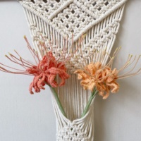 Bouquet artisanal de lys araignées rouges au crochet - Ornement décoratif fini pour la maison et les cadeaux
