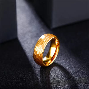 Anelli da <span class=keywords><strong>Uomo</strong></span> Tempusort in Carburo <span class=keywords><strong>di</strong></span> Tungsteno Placcato Oro 8mm, Design Classico a Cupola Martellata per Matrimonio e <span class=keywords><strong>Fidanzamento</strong></span> - Product Image 4