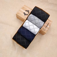 Vente en gros en Chine Fabricant 5 paires par boîte Coton Four Seasons Hommes Boîte habillée Chaussettes Cadeau d'affaires Chaussettes