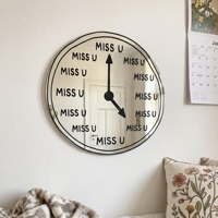 Penjualan Panas MISS U Clock Cermin Bentuk Tidak Beraturan Anime OEM/ODM Cermin Dinding Akrilik Tahan Lama Tidak Mudah Pecah untuk Dekorasi Rumah.