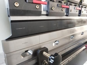 Sistema Deem DA66T de alta eficiencia, 3200-160T, cnc, freno de prensa con bloque de dedo motorizado - Product Image 3