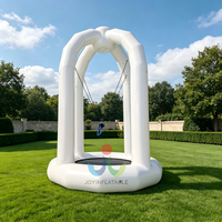 Trampoline gonflable commercial en PVC blanc avec corde à sauter pour enfants, idéal pour les jeux de saut à l'élastique