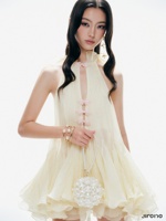 Nouvelle collection d'été de vêtements pour femmes vietnamiennes : Haut ample sans manches de style chinois avec volants superposés et détails boutonnés, polyvalent