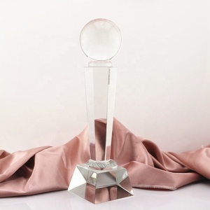 Grand trophée de football fantastique de récompenses sportives colorées par cuivre d'or et d'argent personnalisées avec boule de cristal extravagante sur le dessus - Product Image 4