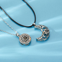 Multi Styles 100 Langues Collier Je t'aime Colliers magnétiques Soleil Lune pour Couple Amoureux Cadeau