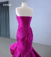 Nouvelle arrivée Robes de soirée à volants en satin sirène fuchsia sans bretelles avec taille naturelle et train de balayage