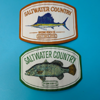 Patch tissé en feutre non tissé thermocollant écologique personnalisé en forme de poisson avec logo brodé pour vêtements et chapeaux