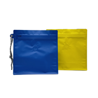 Vente en gros Pochettes à café en aluminium personnalisé Sacs à fond plat avec fermeture éclair Corde suspendue pour grains de café chips de pomme de terre PE alimentaire