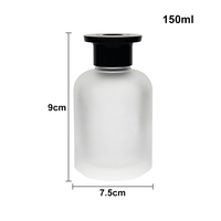 Bouteille diffuseur en verre dépoli rond avec bouchon noir et bâtonnets en rotin pour l'emballage de parfums d'intérieur