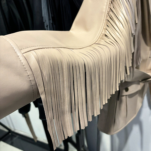 <span class=keywords><strong>Giacca</strong></span> in <span class=keywords><strong>Pelle</strong></span> <span class=keywords><strong>Beige</strong></span> Primavera 2025, Blazer Streetwear in Vera <span class=keywords><strong>Pelle</strong></span> di Pecora con Frange e Nappine per Donna - Product Image 4