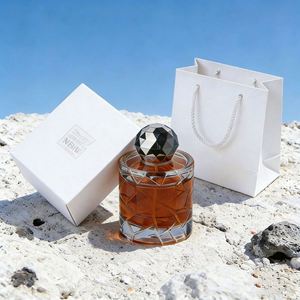 Flacon de parfum en verre transparent de 100 ml, design rond de luxe, parois épaisses, avec vaporisateur à pompe argenté. - Product Image 1