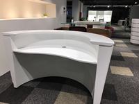Bureau de réception d'hôtel moderne en bois sur mesure pour clinique, avec logo blanc, design commercial