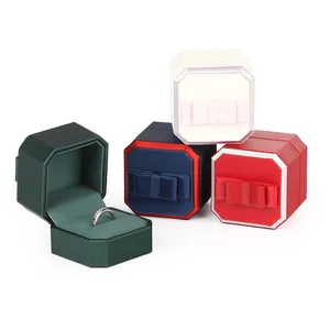 Caja de anillo de cuero para joyería, caja de almacenamiento portátil con Logo de madera gris, regalo de cumpleaños, venta al por mayor