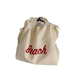 Sac fourre-tout en nylon avec cordon de serrage, blanc cassé, motif lettres rouges, grande capacité, sac à bandoulière pour femme, été 2024 - Product Image 5