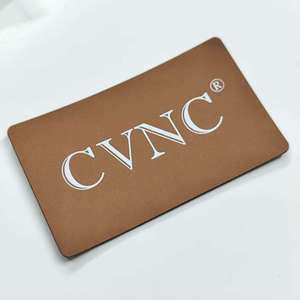 Xh-hot bán PU da logo nhãn tùy chỉnh dập nổi da vá Stickers với chất kết dính trở lại cho may mặc áo khoác và mũ - Product Image 6