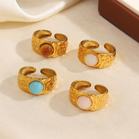 Dina 18K Vergoldeter Breiter Ring mit Gehämmerter Textur, Offener Ring mit Rundem Farbstein, Edelstahl Retro Fingerschmuck