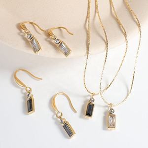Collar con Colgante Cuadrado/Rectangular de Zirconia en Acero Inoxidable Chapado en Oro PVD, Cadena para Clavícula, Antideslustre, Joyería para Mujer, Venta al Por Mayor - Product Image 1
