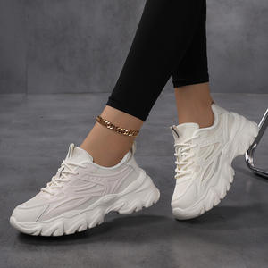 รองเท้าผ้าตาข่ายระบายอากาศได้ดี สวมใส่สบาย เพิ่มความสูงสำหรับผู้หญิง พื้นหนา รองเท้าลำลองแฟชั่นอเนกประสงค์สำหรับผู้หญิง - Product Image 2