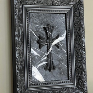Quadro Decorativo in Stile Moderno con Intaglio a Croce in Marmo <span class=keywords><strong>Nero</strong></span> Calacatta e Cornice in Legno Massello Intagliato in Stile Europeo - Product Image 1