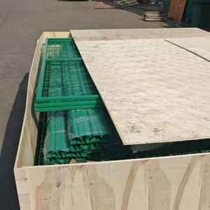 Panneaux de clôture en treillis métallique 3D de rambarde de colonne de pêche directe d'usine Matériau du cadre en PVC Clôture à pression chimique Portes en treillis - Product Image 3