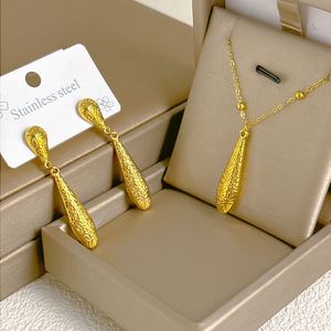 สร้อยคอพร้อมจี้รูปหยดน้ำสแตนเลสสตีลชุบทอง 18K กันน้ำ - Product Image 1