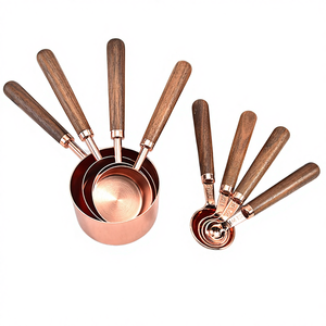 Ensemble de 8 tasses et cuillères à mesurer en acier inoxydable écologiques, capacité de 250 ml, finition or rose avec poignées en bois - Product Image 4