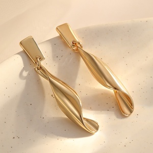 Boucles d'oreilles pendantes en spirale torsadée en métal plaqué or 18 carats vintage personnalisées Songfu pour femmes - Product Image 1