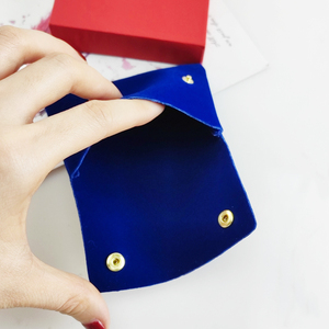 Bolsa de terciopelo de lujo personalizada con solapa y broche de imitación de gamuza para exhibición y empaque de joyas, con logo. - Product Image 5
