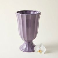 Vas Keramik Ungu Lavender Berlekuk Bentuk Piala dengan Alas Pedestal, Tempat Bunga Elegan