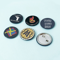 Badges en métal vierges personnalisés avec logo Anime, en fer blanc, holographiques, laser, avec épingle de sûreté, vente en gros