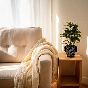 Plante artificielle luxuriante en lierre et pothos, en pot, en matériau PE, dans un vase noir à motifs - Product Image 2