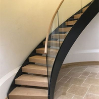 Escalier courbé industriel en acier robuste avec marches en bois et garde-corps de sécurité pour usage intérieur