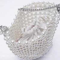 Nouveau sac seau tendance pour femme, en cuir de poisson texturé, orné de perles blanches, style féerique, avec chaîne bandoulière, porté épaule ou à la main, style urbain