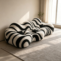 Canapé moderne en forme de vague irrégulière à rayures zébrées, rembourré et moelleux, avec structure intégrée en fibre de verre, trois places, pour salon.
