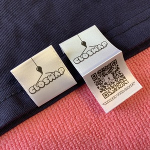 Loop Fold <span class=keywords><strong>Double</strong></span> Sides Código QR Etiqueta de tela satinada, serigrafía Satén brillante Etiqueta de ropa para bolsos - Product Image 5