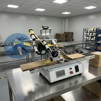 Machine d'étiquetage de table plate automatique avec convoyeur, écran tactile PLC, applicateur d'étiquettes pour emballage de cartons et sachets