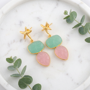 Nouvelle Arrivée Boucles d'oreilles pendantes sculptées à la main motif floral en laiton massif plaqué or 18 carats, avec calcédoine aqua et étoile de mer, monture en forme de lunette, couleur rose - Product Image 5
