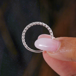 Anillo de eternidad con diamantes redondos brillantes cultivados en laboratorio, engaste en forma de U con puntas compartidas, oro macizo, perfil bajo, anillo de boda para novia - Product Image 1