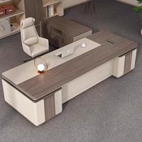 Bureau de direction luxueux et sophistiqué, jeune et tendance, grand bureau au design simple et moderne.