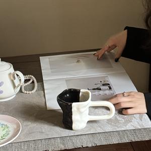 Venta al por mayor de tazas moldeadas a mano de color contrastante en blanco y negro irregulares de nuevo diseño original, tazas de agua de café de cerámica y - Product Image 2