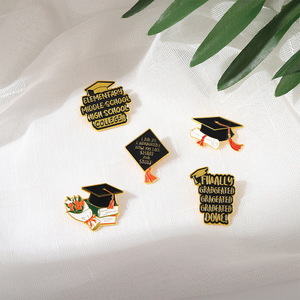 Nouveau Design cérémonie de remise des diplômes broche Phrase créative chapeau de doctorat fleur Corsage sac à dos Blouse broche - Product Image 6
