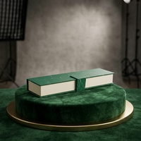 Boîte à bijoux magnétique en carton en papier en forme de livre vert avec logo personnalisé à la mode avec boîtes à bijoux en mousse blanche