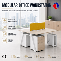 Cloison de séparation pour bureau, idéale pour les équipes de conception en studio créatif, avec panneau moderne en verre et aluminium pour zone de travail artistique